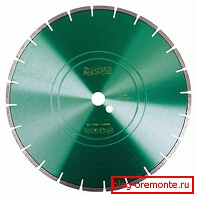 En una foto - un disco de diamante con la soldadura láser En una foto - un disco de diamante con la soldadura láser