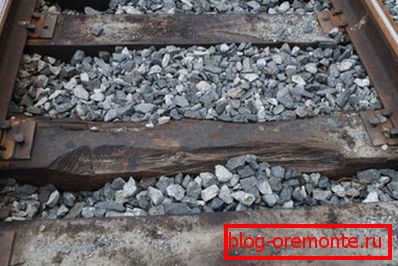 En la foto - durmientes de madera después de la operación a largo plazo. En la foto - durmientes de madera después de la operación a largo plazo.