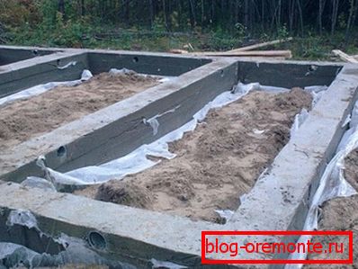 En la foto - la base después del desmantelamiento oportuno del encofrado En la foto - la base después del desmantelamiento oportuno del encofrado