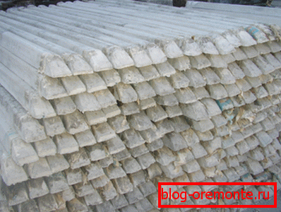 En la foto - productos terminados, apilados en pilas. En la foto - productos terminados, apilados en pilas.