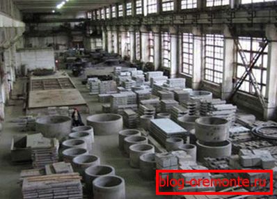 En la foto - productos terminados, incluyendo bloques de pared y anillos de concreto En la foto - productos terminados, incluyendo bloques de pared y anillos de concreto