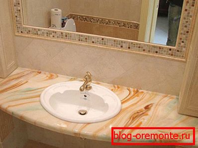 En la foto - mármol artificial en el baño. En la foto - mármol artificial en el baño.