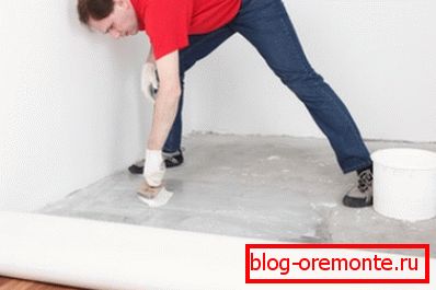 En la foto - cómo poner linóleo en un piso de concreto con pegamento En la foto - cómo poner linóleo en un piso de concreto con pegamento