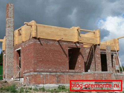 En la foto - una casa combinada en construcción. En la foto - una casa combinada en construcción.