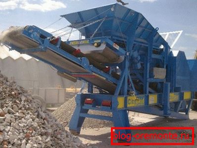 En la foto - el complejo durante el tratamiento de residuos de construcción. En la foto - el complejo durante el tratamiento de residuos de construcción.