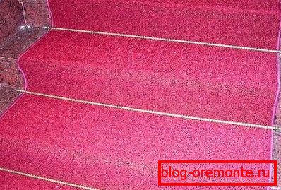 En la foto - alfombra en las escaleras de concreto. En la foto - alfombra en las escaleras de concreto.