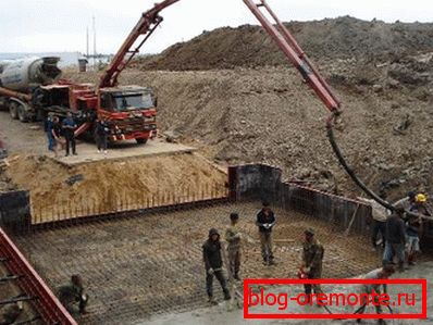 En la foto - hormigonado a gran escala en construcción industrial. En la foto - hormigonado a gran escala en construcción industrial.