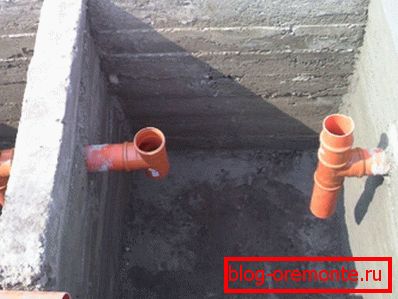 En la foto - un tanque séptico monolítico. Nos interesa la construcción de desbordamientos. En la foto - un tanque séptico monolítico. Nos interesa la construcción de desbordamientos.