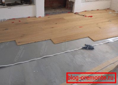 En la foto - instalación de pavimentos sobre una base de hormigón. En la foto - instalación de pavimentos sobre una base de hormigón.