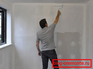 En la foto - aplicar una imprimación sobre paredes de pladur. En la foto - aplicar una imprimación sobre paredes de pladur.