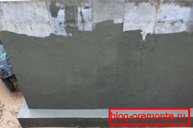 En la foto - la aplicación de recubrimiento de cemento-polímero. En la foto - la aplicación de recubrimiento de cemento-polímero.