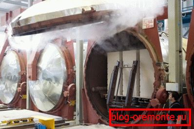 En la foto - el procesamiento de bloques de hormigón en el autoclave.