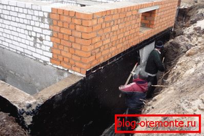 En la foto - tratamiento de sótano con masilla bituminosa. En la foto - tratamiento de sótano con masilla bituminosa.