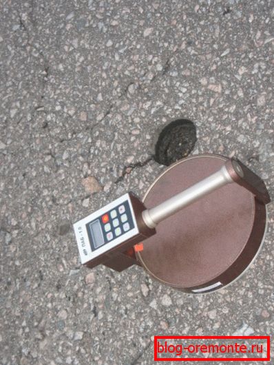 En la foto - determinación del grado de compactación del recubrimiento. En la foto - determinación del grado de compactación del recubrimiento.