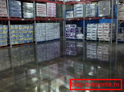 En la foto - el piso del almacén, tratado con imprimación endurecedora. En la foto - el piso del almacén, tratado con imprimación endurecedora.