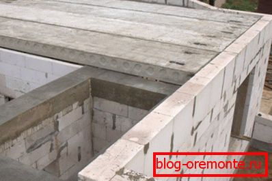 En la foto - el procedimiento para la colocación de losas de hormigón armado. En la foto - el procedimiento para la colocación de losas de hormigón armado.