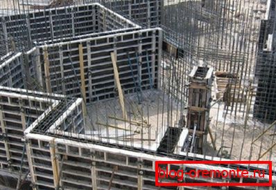 En la foto - preparación para hormigonado monolítico de muros. En la foto - preparación para hormigonado monolítico de muros.