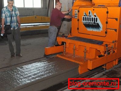 En la foto - el uso de vibropress durante la compactación de concreto En la foto - el uso de vibropress durante la compactación de concreto