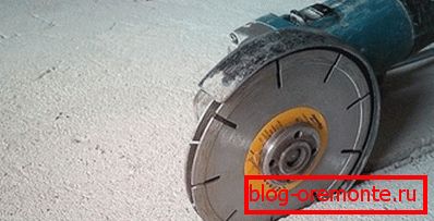 En la foto, la modificación más simple del perseguidor de la pared, estructuralmente similar a la amoladora habitual En la foto, la modificación más simple del perseguidor de la pared, estructuralmente similar a la amoladora habitual