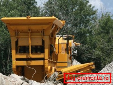 En la foto, el trabajo de un complejo mecanizado para la eliminación de residuos sólidos de construcción. En la foto, el trabajo de un complejo mecanizado para la eliminación de residuos sólidos de construcción.