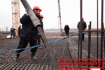 En la foto - trabajo con hormigón en la estación fría. En la foto - trabajo con hormigón en la estación fría.