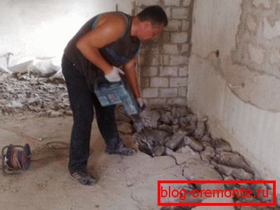 En la foto - auto-remoción del piso de concreto. En la foto - auto-remoción del piso de concreto.