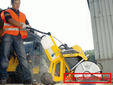 En la foto - cortador de pavimento sobre una plataforma con ruedas. En la foto - cortador de pavimento sobre una plataforma con ruedas.