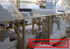 En la foto - el almacén de productos acabados para el diseño de la fachada. En la foto - el almacén de productos acabados para el diseño de la fachada.