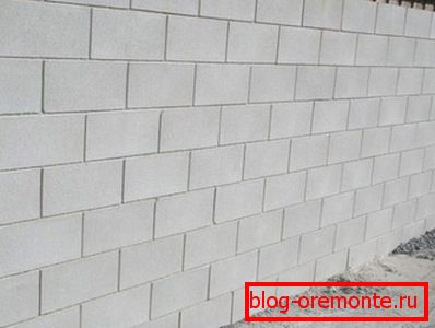 En la foto - la pared, construida de bloques de espuma. En la foto - la pared, construida de bloques de espuma.