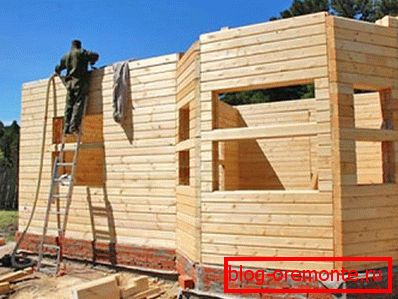 En la foto - la construcción de casas de troncos. En la foto - la construcción de casas de troncos.