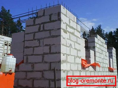 En la foto - la construcción de muros de carga sobre una base de hormigón. En la foto - la construcción de muros de carga sobre una base de hormigón.