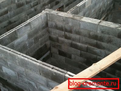 En la foto - construcción con el uso de bloques de cemento. En la foto - construcción con el uso de bloques de cemento.