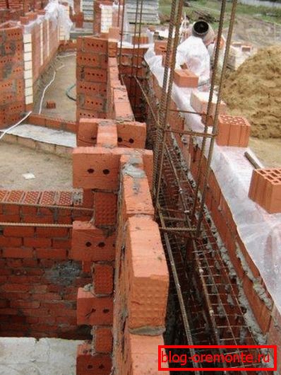 En la foto - la construcción de un marco rígido. En la foto - la construcción de un marco rígido.