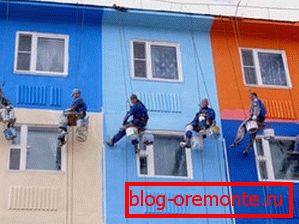 La foto tiene una fachada luminosa. La foto tiene una fachada luminosa.