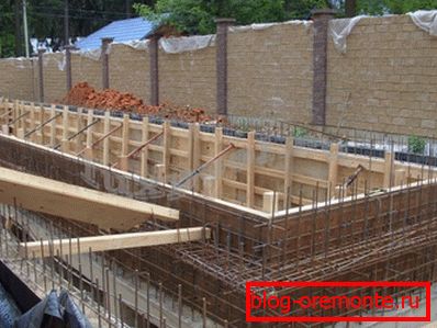 En una foto - preparación bajo la construcción de una piscina En una foto - preparación bajo la construcción de una piscina