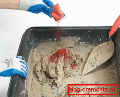 En la foto - mezclando el pigmento seco en el mortero cemento-arena. En la foto - mezclando el pigmento seco en el mortero cemento-arena.