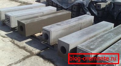 En la foto - soporte de hormigón armado para la valla. En la foto - soporte de hormigón armado para la valla.