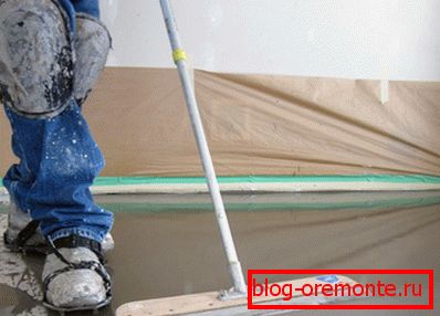En la foto, una persona no lava el piso, pero se dedica a su suavizado. En la foto, una persona no lava el piso, pero se dedica a su suavizado.