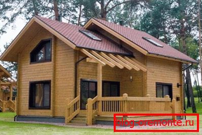 En la foto hay una casa de madera de madera. En la foto hay una casa de madera de madera.