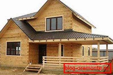 En la foto - una casa de madera. En la foto - una casa de madera.