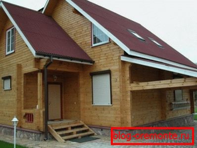 En la foto - una casa de madera. En la foto - una casa de madera.