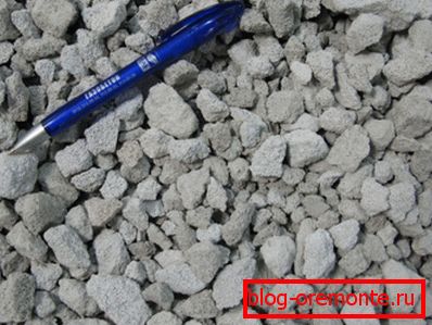 En la foto - miga de hormigón celular para trabajos de construcción. En la foto - miga de hormigón celular para trabajos de construcción.
