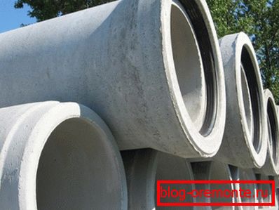 En la foto - productos hechos de concreto reforzado con una campana y un anillo de sellado En la foto - productos hechos de concreto reforzado con una campana y un anillo de sellado