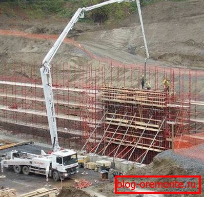 En la foto, el suministro de la solución directamente al sitio de construcción. En la foto, el suministro de la solución directamente al sitio de construcción.