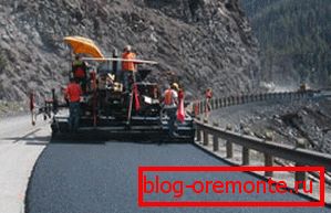 En la foto - el proceso de colocación de material.