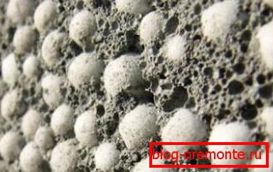 En la foto - la estructura del bloque de poliestireno. En la foto - la estructura del bloque de poliestireno.