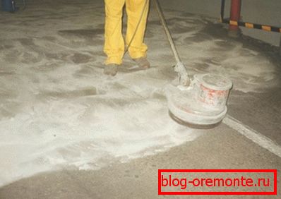 En la foto se muestra el endurecimiento del suelo antiguo en los locales industriales. En la foto se muestra el endurecimiento del suelo antiguo en los locales industriales.