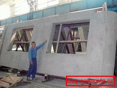 En la foto - panel de hormigón armado. En la foto - panel de hormigón armado.