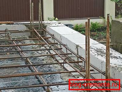 En la foto - estructura de refuerzo para verter piso de concreto. En la foto - estructura de refuerzo para verter piso de concreto.