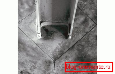 La foto muestra claramente la costura alrededor del elemento de soporte de la estructura metálica. La foto muestra claramente la costura alrededor del elemento de soporte de la estructura metálica.